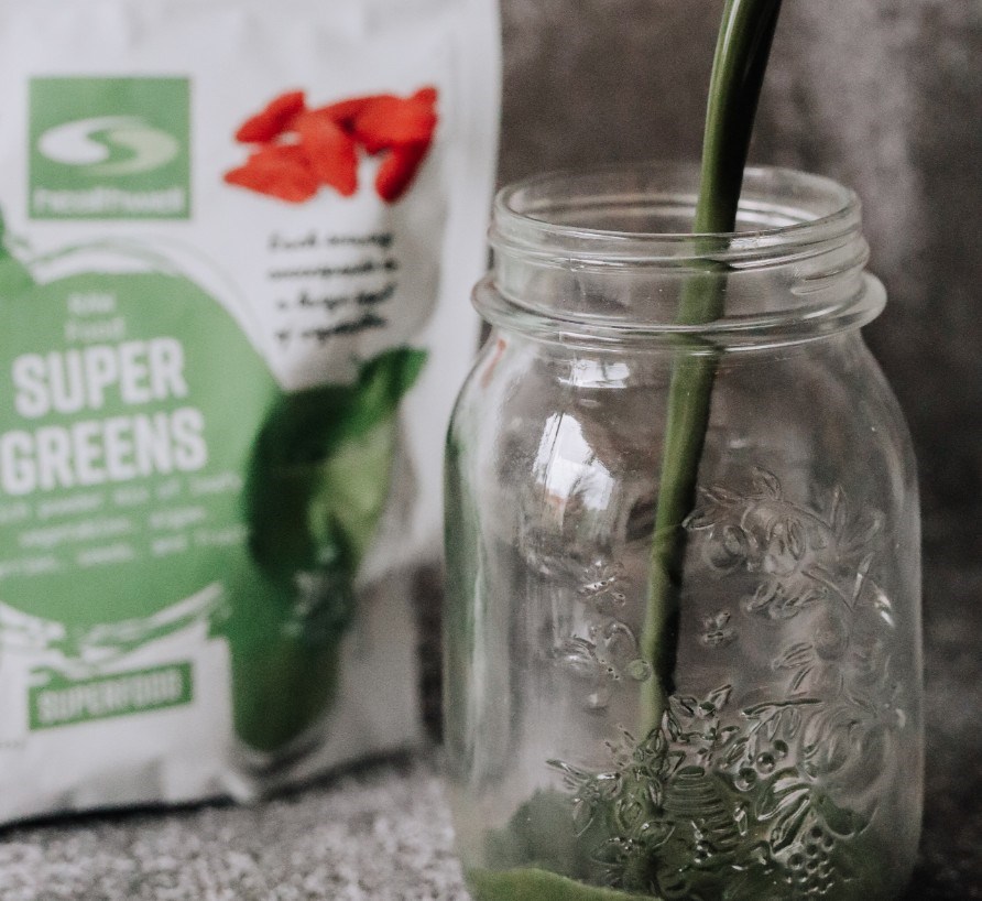 Grn smoothie med grntsager, frugt og alger
